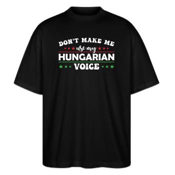 Zwinge Mich Nicht, Meine Ungarische Stimme Zu - Stanley/Stella Oversized Unisex Bio T-Shirt Blaster 2.0 - Schwarz - Vorne - Alina (178cm) & Michal (187cm)