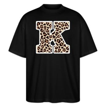 Buchstabe K Leopardenmuster - Geschenkidee zum Geburtstag - Stanley/Stella Oversized Unisex Bio T-Shirt Blaster 2.0 - Schwarz - Vorne - Alina (178cm) & Michal (187cm)