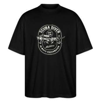 Scuba Diver Malediven Tauchen Maldives Geschenk - Stanley/Stella Oversized Unisex Bio T-Shirt Blaster 2.0 - Schwarz - Vorne - Alina (178cm) & Michal (187cm)