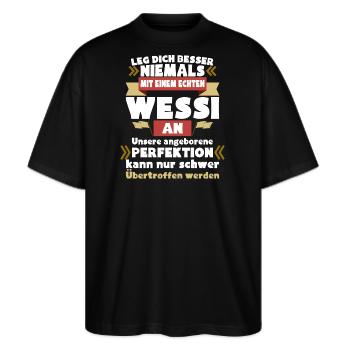 ein echter Wessi - Stanley/Stella Oversized Unisex Bio T-Shirt Blaster 2.0 - Schwarz - Vorne - Alina (178cm) & Michal (187cm)
