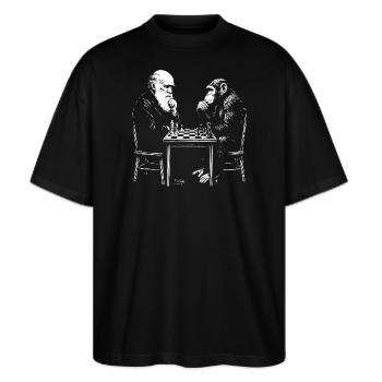 Darwin spielt Schach mit dem Affen – Evolutionsspiel - Stanley/Stella Oversized Unisex Bio T-Shirt Blaster 2.0 - Schwarz - Vorne - Alina (178cm) & Michal (187cm)