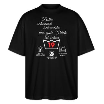 Bitte schonend behandeln - das gute Stück ist 19 - Stanley/Stella Oversized Unisex Bio T-Shirt Blaster 2.0 - Schwarz - Vorne - Alina (178cm) & Michal (187cm)