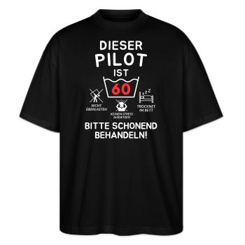 Dieser Pilot ist 60. Schonend behandeln - Stanley/Stella Oversized Unisex Bio T-Shirt Blaster 2.0 - Schwarz - Vorne - Alina (178cm) & Michal (187cm)