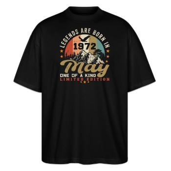 Mai 1972 Geburtstagsgeschenk Mai 1972 - 1972 Mai - Stanley/Stella Oversized Unisex Bio T-Shirt Blaster 2.0 - Schwarz - Vorne - Alina (178cm) & Michal (187cm)