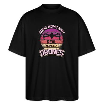 Some moms knit real moms fly drones - Stanley/Stella Oversized Unisex Bio T-Shirt Blaster 2.0 - Schwarz - Vorne - Alina (178cm) & Michal (187cm)
