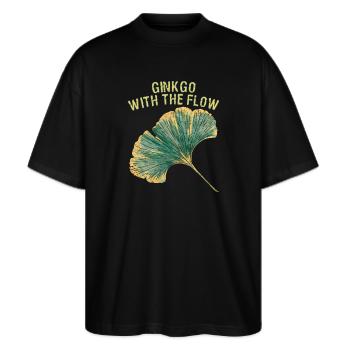 Ginkgo Blatt Herbst Spruch GINKGO WITH THE FLOW - Stanley/Stella Oversized Unisex Bio T-Shirt Blaster 2.0 - Schwarz - Vorne - Alina (178cm) & Michal (187cm)