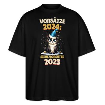 Silvester Vorsätze 2024 Katze Siehe 2023 Lustig - Stanley/Stella Oversized Unisex Bio T-Shirt Blaster 2.0 - Schwarz - Vorne - Alina (178cm) & Michal (187cm)