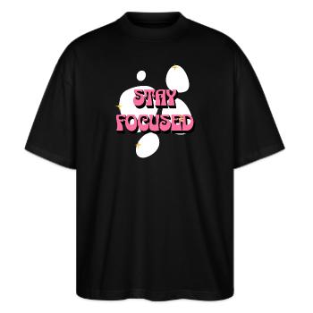 Stay Focused Positive Affirmationen Pink Frauen - Stanley/Stella Oversized Unisex Bio T-Shirt Blaster 2.0 - Schwarz - Vorne - Alina (178cm) & Michal (187cm)