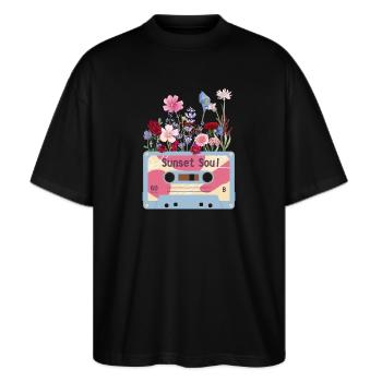 Florale Retro-Videokassette - Stanley/Stella Oversized Unisex Bio T-Shirt Blaster 2.0 - Schwarz - Vorne - Alina (178cm) & Michal (187cm)