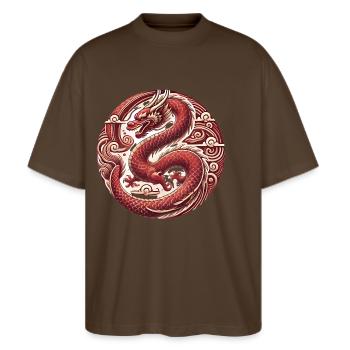 Vietnamesisches Neujahrs-Drachen-Abzeichen - Stanley/Stella Oversized Unisex Bio T-Shirt Blaster 2.0 - Dunkelbraun - Vorne - Alina (178cm) & Michal (187cm)