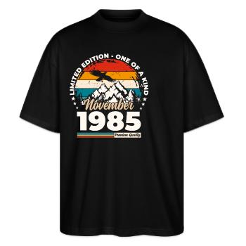 40. Geburtstag Original November 1985 Jahrgang 85 - Stanley/Stella Oversized Unisex Bio T-Shirt Blaster 2.0 - Schwarz - Vorne - Alina (178cm) & Michal (187cm)
