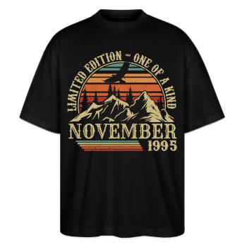 Jahrgang November 1995 - Geburtstag November 1995 - Stanley/Stella Oversized Unisex Bio T-Shirt Blaster 2.0 - Schwarz - Vorne - Alina (178cm) & Michal (187cm)
