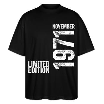 November 1971 Gelimiteerde Editie November 1971 - Stanley/Stella Uniseks oversized bio T-shirt Blaster 2.0 - zwart - Voor - Alina (178cm) & Michal (187cm)
