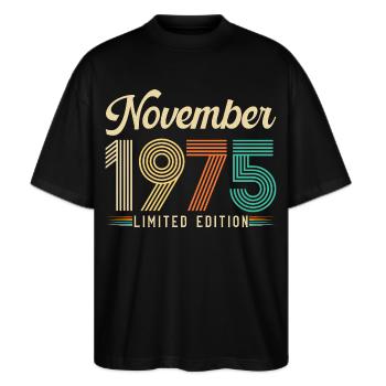 November 1975 Vintage Geburtstag Retro Geschenk - Stanley/Stella Oversized Unisex Bio T-Shirt Blaster 2.0 - Schwarz - Vorne - Alina (178cm) & Michal (187cm)
