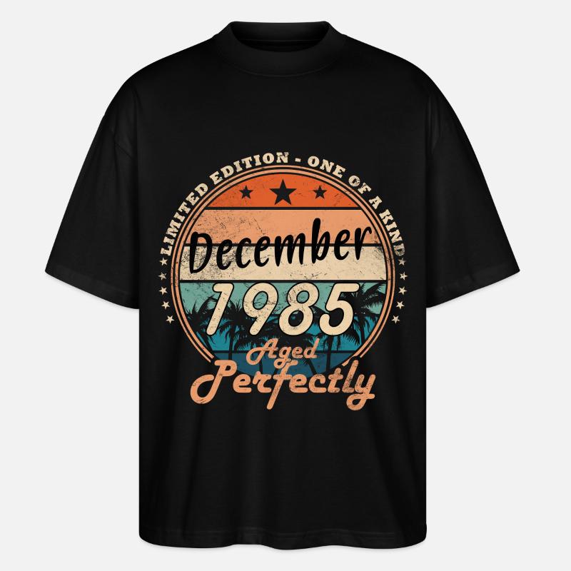 Dezember 1985 - Stanley/Stella Oversized Unisex Bio T-Shirt Blaster 2.0 - Schwarz