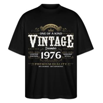 49. Geburtstag Vintage Dezember Jahrgang 1976 - Stanley/Stella Oversized Unisex Bio T-Shirt Blaster 2.0 - Schwarz - Vorne - Alina (178cm) & Michal (187cm)