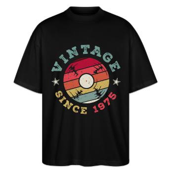 Vintage Vinyl 1975 Retro Plattenspieler - Stanley/Stella Oversized Unisex Bio T-Shirt Blaster 2.0 - Schwarz - Vorne - Alina (178cm) & Michal (187cm)