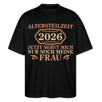 Altersteilzeit 2026 – Lustiges Geschenk für Männer - Stanley/Stella Oversized Unisex Bio T-Shirt Blaster 2.0 - Schwarz - Vorne - Alina (178cm) & Michal (187cm)
