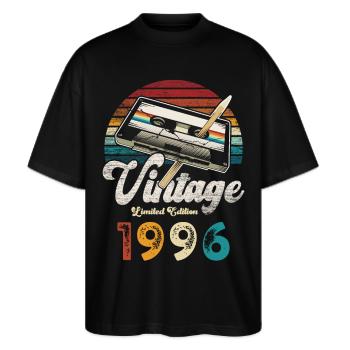 Vintage 1996 Geburtstag Kassette Bleistift - Stanley/Stella Oversized Unisex Bio T-Shirt Blaster 2.0 - Schwarz - Vorne - Alina (178cm) & Michal (187cm)