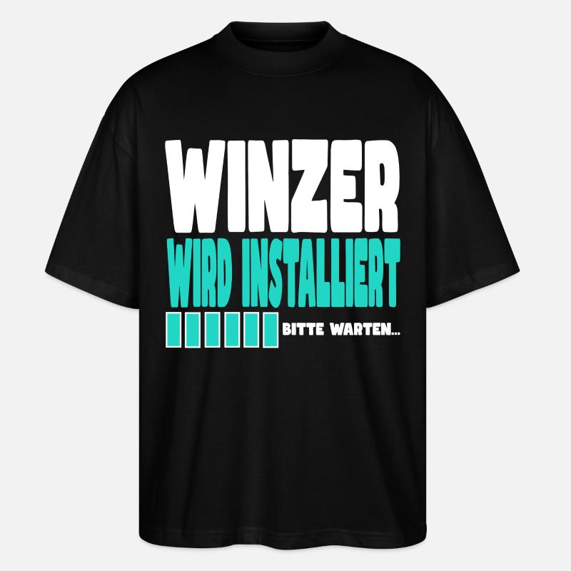 Winzer wird installiert - Stanley/Stella Oversized Unisex Bio T-Shirt Blaster 2.0 - Schwarz