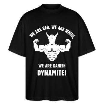 We Are Danish Dynamite! (Dänemark / Wikinger) - Stanley/Stella Oversized Unisex Bio T-Shirt Blaster 2.0 - Schwarz - Vorne - Alina (178cm) & Michal (187cm)