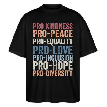 Pro Freundlichkeit, pro Frieden, pro Gleichheit, pro Liebe - Stanley/Stella Oversized Unisex Bio T-Shirt Blaster 2.0 - Schwarz - Vorne - Alina (178cm) & Michal (187cm)