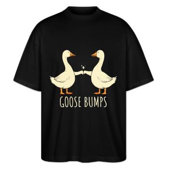 Goose Bumps lustige Gänse Fist Bump Silly Goose - Stanley/Stella Oversized Unisex Bio T-Shirt Blaster 2.0 - Schwarz - Vorne - Alina (178cm) & Michal (187cm)
