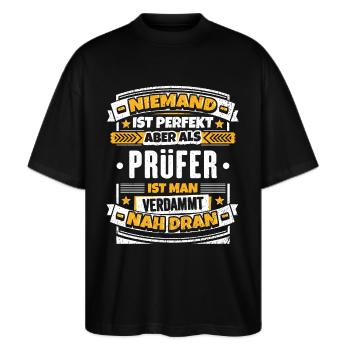 Lustiger Prüfer Spruch - Stanley/Stella Oversized Unisex Bio T-Shirt Blaster 2.0 - Schwarz - Vorne - Alina (178cm) & Michal (187cm)