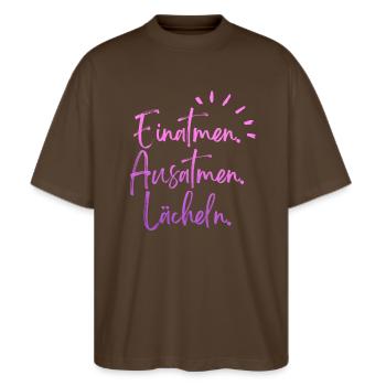 Einatmen, Ausatmen, Lächeln - Stanley/Stella Oversized Unisex Bio T-Shirt Blaster 2.0 - Dunkelbraun - Vorne - Alina (178cm) & Michal (187cm)