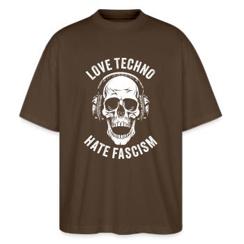 LOVE TECHNO HATE FASCISM - Stanley/Stella Oversized Unisex Bio T-Shirt Blaster 2.0 - Dunkelbraun - Vorne - Alina (178cm) & Michal (187cm)