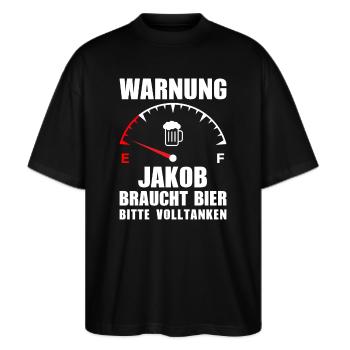 Jakob braucht Bier Bitte volltanken - Stanley/Stella Oversized Unisex Bio T-Shirt Blaster 2.0 - Schwarz - Vorne - Alina (178cm) & Michal (187cm)