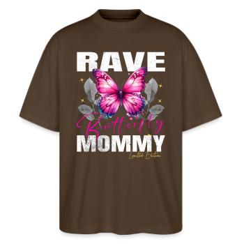 RAVE BUTTERFLY MOMMY - Stanley/Stella Oversized Unisex Organic T-shirt Blaster 2.0 - mocha - Front - Alina (178cm) & Michal (187cm)