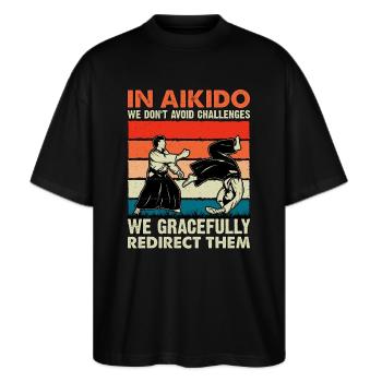 I Aikido udfordrer vi ikke med ynde. - Stanley/Stella Oversize Unisex Øko T-shirt Blaster 2.0 - sort - Foran - Alina (178cm) & Michal (187cm)