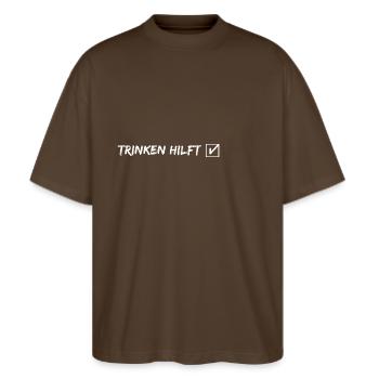 trinken hilft - Saufsprüche - Trinksprüche - Stanley/Stella Oversized Unisex Bio T-Shirt Blaster 2.0 - Dunkelbraun - Vorne - Alina (178cm) & Michal (187cm)