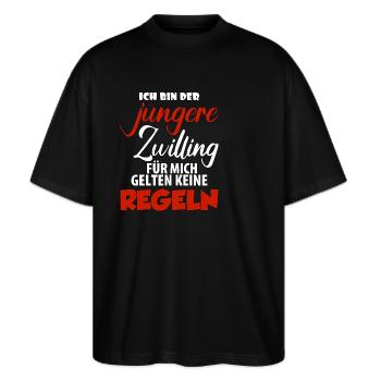 Ich bin der jüngere Zwilling für mich gelten keine - Stanley/Stella Oversized Unisex Bio T-Shirt Blaster 2.0 - Schwarz - Vorne - Alina (178cm) & Michal (187cm)