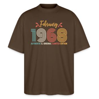 Février 1968 anniversaire Février 1968 rétro - T-shirt bio Blaster 2.0 coupe oversize Stanley/Stella Unisexe - marron foncé - Devant - Alina (178cm) & Michal (187cm)