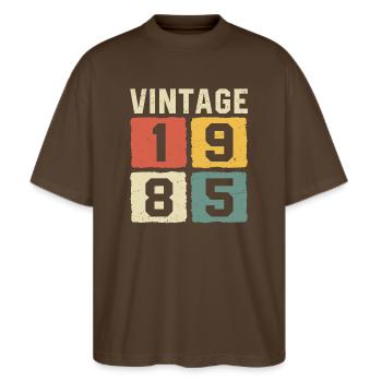 Vintage 1985 Geboren 1985 - Stanley/Stella Oversized Unisex Bio T-Shirt Blaster 2.0 - Dunkelbraun - Vorne - Alina (178cm) & Michal (187cm)
