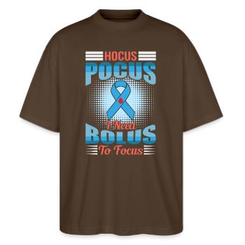 Hokus Pokus I Need Bolus To Focus - Diabetes - Stanley/Stella Oversized Unisex Bio T-Shirt Blaster 2.0 - Dunkelbraun - Vorne - Alina (178cm) & Michal (187cm)