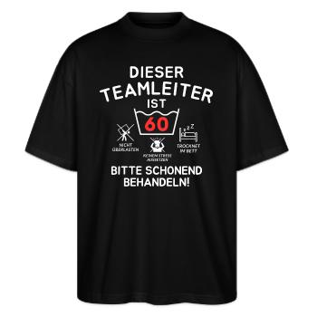 Dieser Teamleiter ist 60. Schonend behandeln - Stanley/Stella Oversized Unisex Bio T-Shirt Blaster 2.0 - Schwarz - Vorne - Alina (178cm) & Michal (187cm)