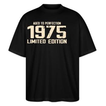 1975 Limited edition 1975 Geburtstag 1975 Retro - Stanley/Stella Oversized Unisex Bio T-Shirt Blaster 2.0 - Schwarz - Vorne - Alina (178cm) & Michal (187cm)