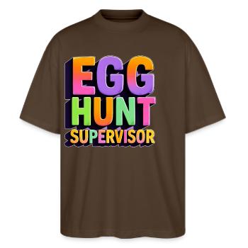 Betreuer der Eiersuche - Stanley/Stella Oversized Unisex Bio T-Shirt Blaster 2.0 - Dunkelbraun - Vorne - Alina (178cm) & Michal (187cm)
