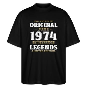 Original Juni 1974 Jahrgang 1974 Geburtstag 1974 - Stanley/Stella Oversized Unisex Bio T-Shirt Blaster 2.0 - Schwarz - Vorne - Alina (178cm) & Michal (187cm)