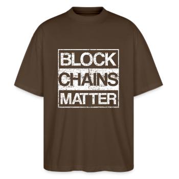 Blockchains Matter Cryptocurrency - Stanley/Stella Oversized Unisex Bio T-Shirt Blaster 2.0 - Dunkelbraun - Vorne - Alina (178cm) & Michal (187cm)