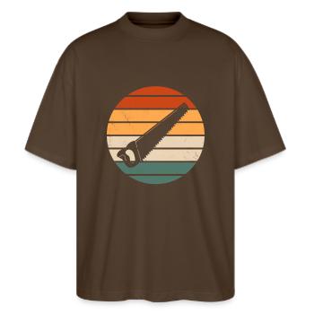 Conception de scie à main rétro - T-shirt bio Blaster 2.0 coupe oversize Stanley/Stella Unisexe - marron foncé - Devant - Alina (178cm) & Michal (187cm)