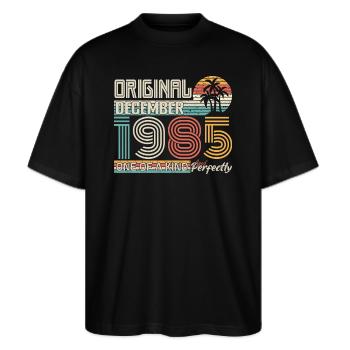 Dezember 1985 Geburtstag Dezember 1985 Geschenk - Stanley/Stella Oversized Unisex Bio T-Shirt Blaster 2.0 - Schwarz - Vorne - Alina (178cm) & Michal (187cm)