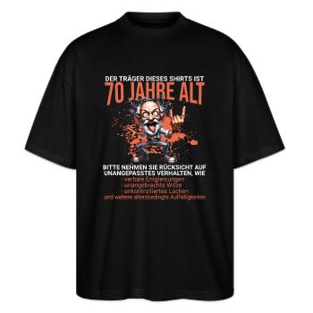 DER TRÄGER DIESES SHIRTS IST 70 JAHRE ALT - Stanley/Stella Oversized Unisex Bio T-Shirt Blaster 2.0 - Schwarz - Vorne - Alina (178cm) & Michal (187cm)