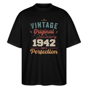 January 1942 Legend for 82 years - Stanley/Stella Oversized Unisex Organic T-shirt Blaster 2.0 - black - Front - Alina (178cm) & Michal (187cm)