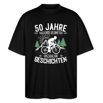 50 Jahre, Tausende Kilometer Unzählige Geschichten - Stanley/Stella Oversized Unisex Bio T-Shirt Blaster 2.0 - Schwarz - Vorne - Alina (178cm) & Michal (187cm)