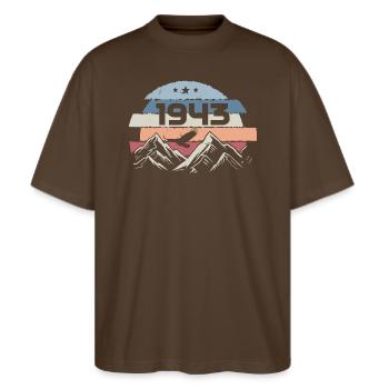 Original 1943 Jahrgang 1943 Geburtstag 1943 - Stanley/Stella Oversized Unisex Bio T-Shirt Blaster 2.0 - Dunkelbraun - Vorne - Alina (178cm) & Michal (187cm)