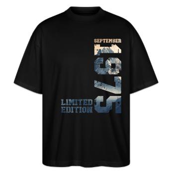 September 1975, 50. Geburtstag Original 1975 - Stanley/Stella Oversized Unisex Bio T-Shirt Blaster 2.0 - Schwarz - Vorne - Alina (178cm) & Michal (187cm)